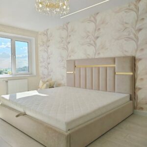 Cama Tapizada con Detalles Dorados